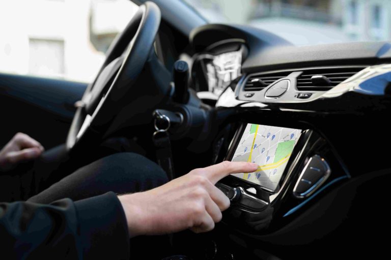 Maximisez la sécurité et l’efficacité de vos déplacements avec un traceur GPS dans votre véhicule